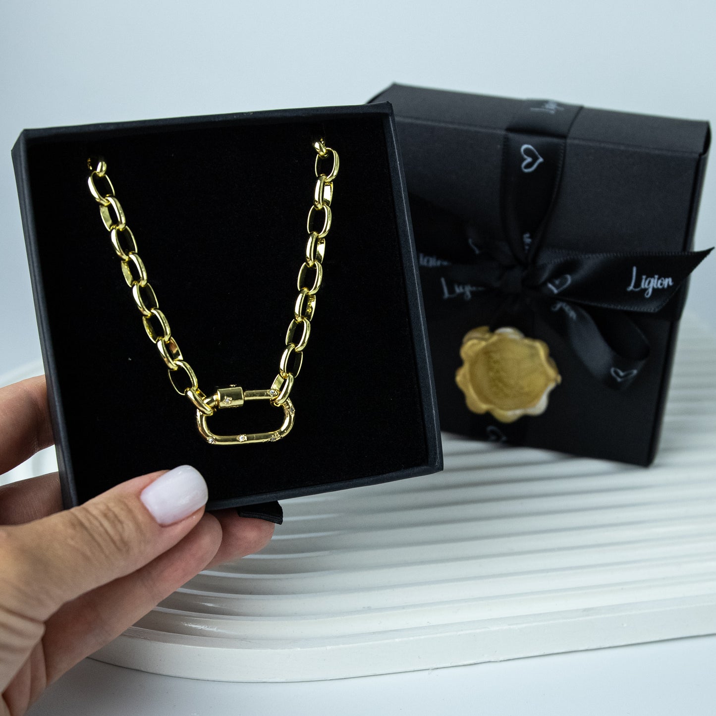 Collar Carabín Estrella – Baño de Oro 18K con Circones