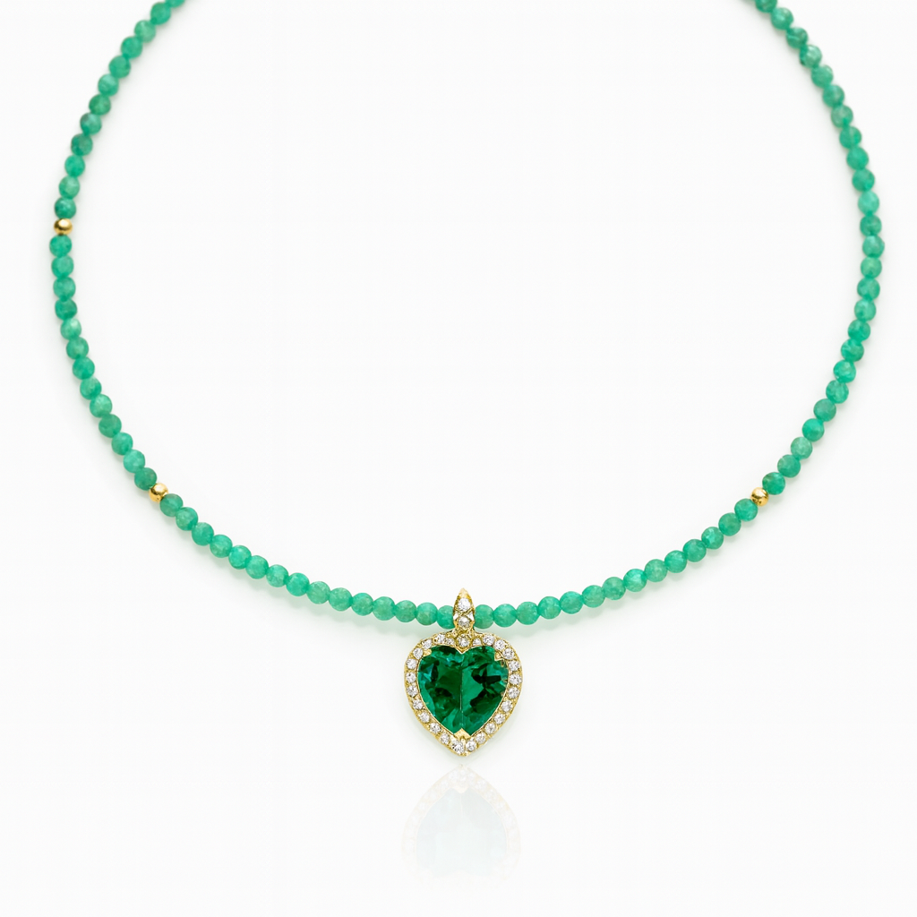 Collar con cuentas de circón verde y dije en forma de corazón con baño de oro 18K
