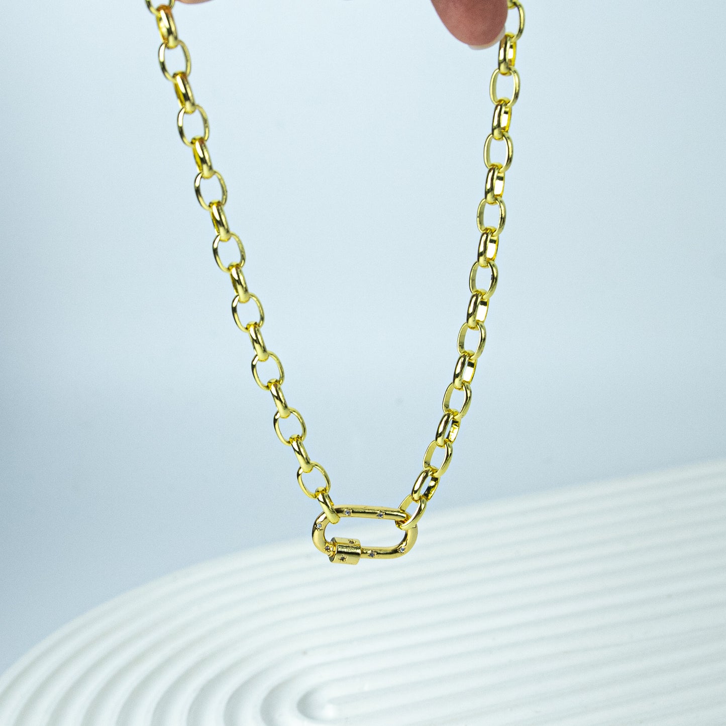 Collar Carabín Estrella – Baño de Oro 18K con Circones