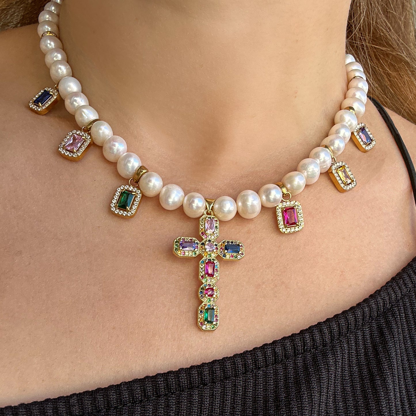Collar de perlas con cruz de circonitas “Aura Sagrada”